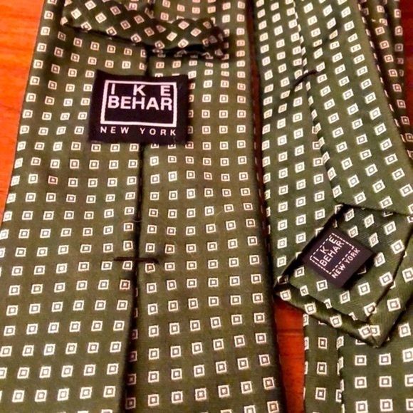 IKE BEHAR NEW YORK 100% SILK PATTERNED GREEN TIE - Picture 2 of 4